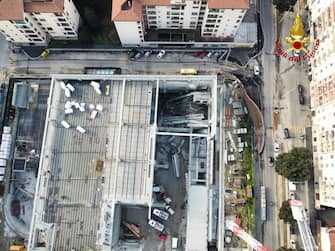 Una immagine fornita dai vigili del fuoco mostra una veduta dall'alto del cantiere edile dove è avvenuto il crollo di un solaio di un prefabbricato a Nord-Ovest di Firenze:, 16 FEBBRAIO 2024. ANSA/ VIGILI DEL FUOCO ++HO - NO SALES EDITORIAL USE ONLY++