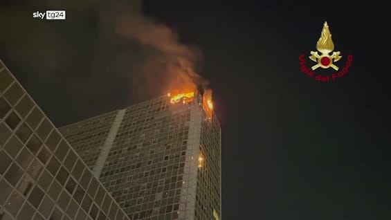 in fiamme un edificio al centro direzionale di napoli