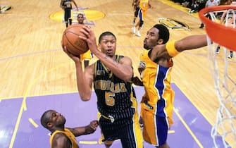LOS ANGELES - JUNE 19:  Jalen Rose #5 of the Indiiana Pacers attempts a layup against Kobe Bryant #8 of the Los Angeles Lakers in Game Six of the 2000 NBA Finals on June 19, 2000 at Staples Center in Los Angeles, California. NOTE TO USER: User expressly acknowledges that, by downloading and or using this photograph, User is consenting to the terms and conditions of the Getty Images License agreement. Mandatory Copyright Notice: Copyright 2000 NBAE (Photo by Nathaniel S. Butler/NBAE via Getty Images)