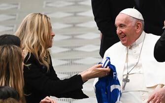 Pope Francis receives a football jersey from Cathryn White Cooper and the daughters, widow of Gianluca Vialli, football player who recently died, during his weekly general audience in Paolo VI hall, Vatican, 8 February 2023.
ANSA/MAURIZIO BRAMBATTI
