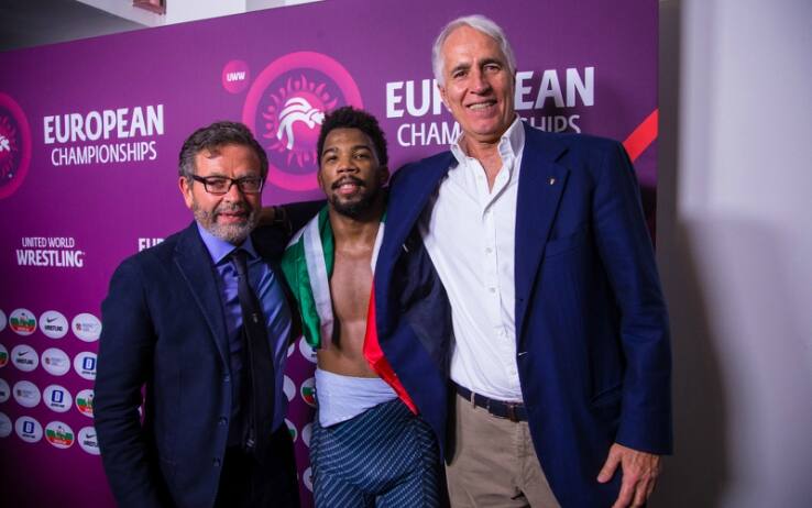 Chamizo con Domenico Falcone (presidente Federazione Italiana Judo Lotta Karate Arti Marziali) e Giovanni Malagò (presidente Coni). Foto da Ufficio Stampa FIJLKAM