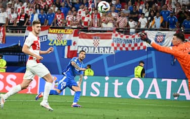 Italy’s forward Mattia Zaccagni (R) scores during the UEFA EURO 2024 Group B soccer match between Italy and Croatia in Leipzig, Germany, 24 June 2024. ANSA/DANIEL DAL ZENNARO