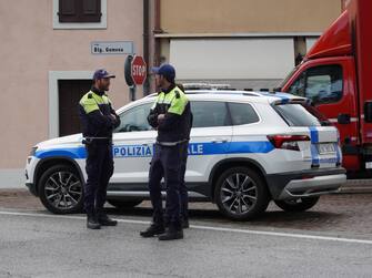 La strada dove un uomo di 55 anni, un ingegnere che aveva fatto il servizio militare proprio nell'Arma negli anni Novanta,  si è barricato in casa nel centro di Cordovado, in provincia di Pordenone,  31 Agosto 2023. ANSA/MAURO ZOCCHI