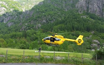 L'elicottero del soccorso alpino si alza in volo per recuperare i tre corpi, Val Masino (Sondrio), 29 maggio 2024. ANSA/ANP