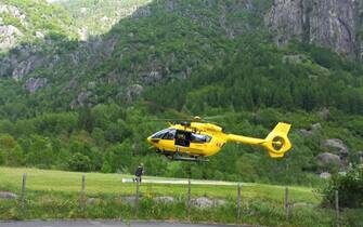 L'elicottero del soccorso alpino si alza in volo per recuperare i tre corpi, Val Masino (Sondrio), 29 maggio 2024. ANSA/ANP