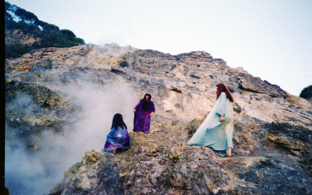 Le Sibille [The Sibyls], 1977. Video still, Super 8, colore, suono, 25'. Scritto e diretto da Lina Mangiacapre, interpretazione e musica Le Nemesiache, prodotto da Coop. Le Tre Ghinee Courtesy Archivio delle Nemesiache e Archivio Lina Mangiacapre