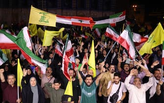 Festeggiamenti a Teheran Iranians wave flags as they celebrate in the streets of Tehran a missile attack that hit Tel Aviv on June 13, 2025. Israel's firefighting service said its teams were responding to several "major" incidents resulting from an Iranian missile attack, including efforts to rescue people trapped in a high-rise building. (Photo by Atta KENARE / AFP) (Photo by ATTA KENARE/AFP via Getty Images)