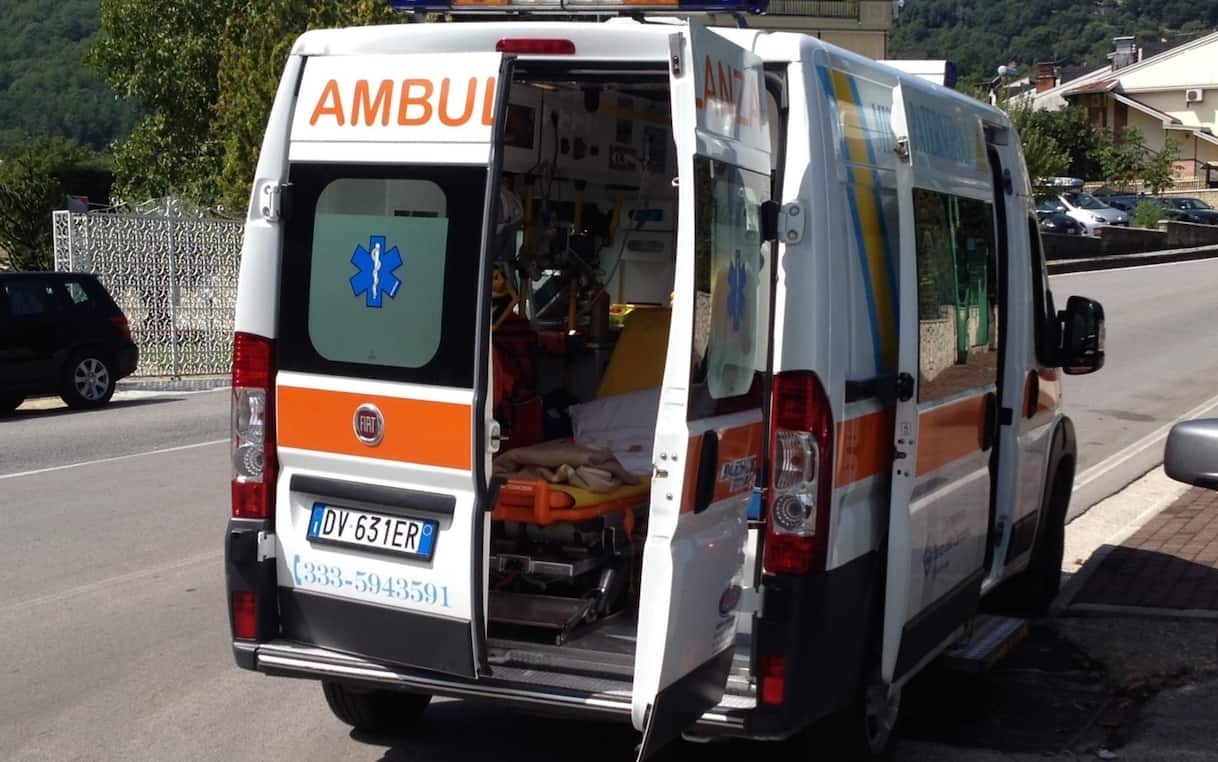 Bergamo, insegue truffatore che lo investe fuori da supermercato: è grave Bergamo, insegue truffatore che lo investe fuori da supermercato: è grave