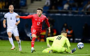 epa10977042 Switzerland's midfielder Ruben Vargas (C) scores the 0-1 goal against Israel's goalkeeper Omri Glazer (R) during the UEFA Euro 2024 qualifying group I soccer match between Israel and Switzerland at Pancho Arena in Felcsut, southwest of Budapest, Hungary, 15 November 2023.  EPA/LAURENT GILLIERON