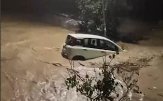 Frame di un video virale su internet in cui si vede un'auto bianca trascinata via dall'acqua dopo l'esondazione del Bisenzio, 2 novembre 2023.