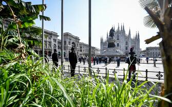 Milano, cerimonia dell’alzabandiera in Piazza Duomo per l