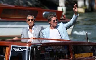 George Clooney e Brad Pitt alla Mostra del Cinema di Venezia VENICE, ITALY - SEPTEMBER 01: George Clooney and Brad Pitt are seen at Palazzo del Casino during the 81st Venice International Film Festival on September 01, 2024 in Venice, Italy. (Photo by Pascal Le Segretain/Getty Images)