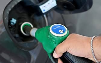 Primo giorno di obbligo di sposizione del prezzo medio regiomnale del carburante nei distributori a Torino, 1 agosto 2023 ANSA/ALESSANDRO DI MARCO
