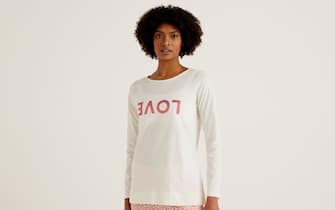 T-shirt con stampa e scollo a barchetta