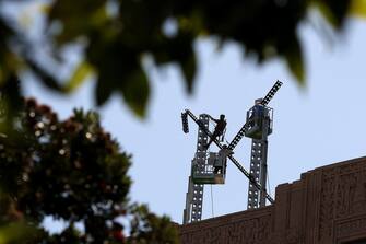 SAN FRANCISCO, CALIFORNIA - JULY 31: Workers prepare to dismantle a large X logo on the roof of X headquarters on July 31, 2023 in San Francisco, California. Just over 48 hours after a large X logo with bright pulsating lights was installed on the roof of X headquarters in San Francisco, workers dismantled the structure on Monday morning. The city of San Francisco opened a complaint and launched an investigation into the structure and residents in neighboring buildings complained of the sign's bright strobe lights.   Justin Sullivan/Getty Images/AFP (Photo by JUSTIN SULLIVAN / GETTY IMAGES NORTH AMERICA / Getty Images via AFP)