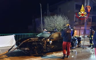 Sono tre le vittime accertate dell'incidente stradale avvenuto la scorsa notte a Portogruaro (Venezia), dove una Bmw è finita nel canale Reghena, dopo aver sfondato il guardrail. I sommozzatori dei vigili del fuoco hanno proseguito a lungo a scandagliare il corso d'acqua perchè, tra i primi soccorritori, si era diffusa la voce vi fosse un quarto passeggero a bordo. Le salme recuperate, ancora tutte nell'abitacolo della berlina, sono quelle di due ragazzi ventenni e di una ragazza loro coetanea. 
ANSA/ Vigili del Fuoco ANSA PROVIDES ACCESS TO THIS HANDOUT PHOTO TO BE USED SOLELY TO ILLUSTRATE NEWS REPORTING OR COMMENTARY ON THE FACTS OR EVENTS DEPICTED IN THIS IMAGE; NO ARCHIVING; NO LICENSING NPK