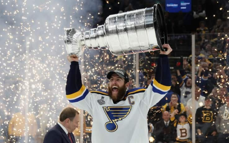 Alex Pietrangelo alza la Stanley Cup a Boston, dopo la vittoria in gara 7 sui Bruins