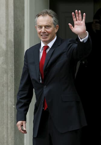 epa01049320 British Prime Minister Tony Blair waves as he arrives back to 10 Downing Street after his final session of Question time in Parliament in London, England, 27 June 2007. After 10 years in power Tony Blair leaves 10 Downing Street and retires as a member of Parliament, making way for the new Labour Leader Gordon Brown to become Prime Minister. Blair is expected to take up a new position as Middle East Peace Envoy.       ANSA-EPA/RICHARD LEWIS
