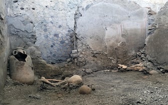 Gli scheletri di due nuove vittime di un terremoto, trovate a Pompei durante uno scavo nell'Insula dei Casti Amanti, in una foto diffusa il 16 maggio 2023. Sono le vittime di un terremoto che ha accompagnato l'eruzione, ritrovate sotto il crollo di un muro avvenuto tra la fase finale di sedimentazione dei lapilli. ANSA/ UFFICIO STAMPA MINISTERO DELLA CULTURA ++HO - NO SALES EDITORIAL USE ONLY +NPK+