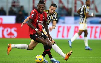 Foto Spada/LaPresse 22 ottobre 2023 - Milano, Italia - sport, calcio - Milan vs Juventus  - Campionato italiano di calcio Serie A TIM 2023/2024 - Stadio San Siro. Nella foto: Rafael Leao (AC Milan); Federico Gatti (Juventus FC); 

October  22, 2023 Milan, Italy - sport, calcio - Milan vs Juventus   - Italian Serie A Football Championship 2023/2024 - San Siro Stadium. In the pic:   Rafael Leao (AC Milan); Federico Gatti (Juventus FC);