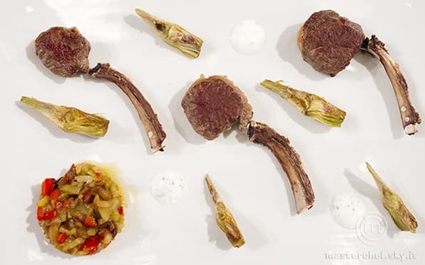 Cotolette d'agnello scomposte con i carciofi