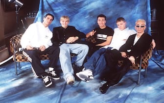 Backstreet Boys Popgruppe 10/96 pp Musik Pop Band USA Gesang Mann leger sitzend Sofa Studio Lampe quer ganz v.li.: Kevin Scott, Nick Carter, Howard Dwaine Dorough, Brian Littrell, Alexander James Mc Lean