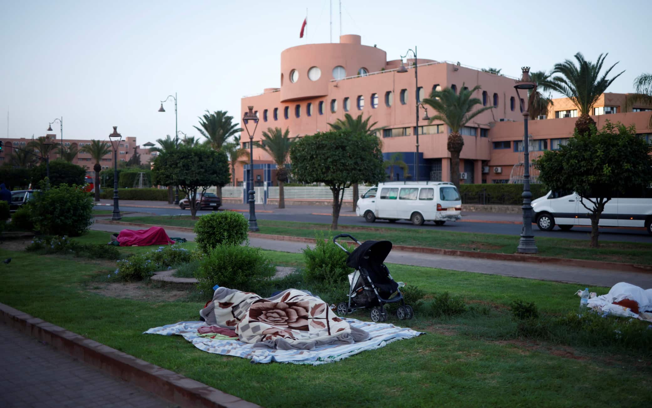 Gente dorme all'aperto in Marocco