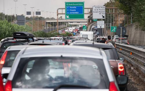 Traffico di rientro sul Grande Raccordo Anulare dovuto anche a un grosso incendio divampato in zona Casal Lumbroso e Aurelia, 29 agosto 2020. ANSA/CLAUDIO PERI