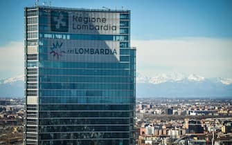 La torre di Palazzo Lombardia nello skyline di Milano visto dal 31° piano di  Palazzo Pirelli, 22 Febbraio 2022ANSA/MATTEO CORNE5