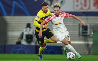 13 December 2023, Saxony, Leipzig: Soccer: Champions League, Group Stage, Group G, Matchday 6 RB Leipzig - Young Boys Bern at the Red Bull Arena. Leipzig's player Kevin Kampl (r) and Bern's Darian Males in a duel. Photo: Jan Woitas/dpa