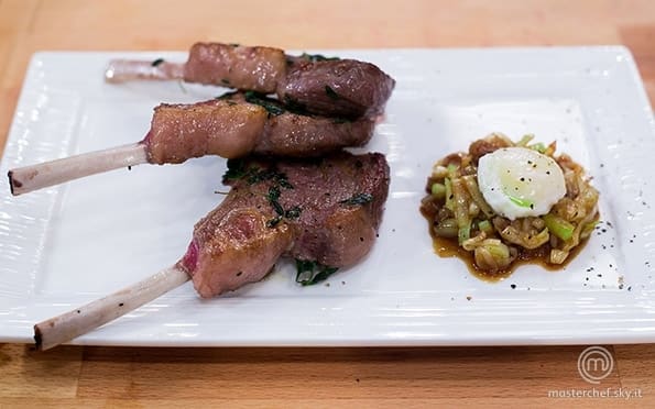 Costolette d'agnello con agrodolce di porro e uovo di quaglia in camicia