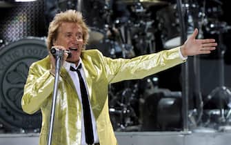epa04294295 British singer Rod Stewart performs on stage during a concert at the Stadthalle in Vienna, Austria, 01 July 2014.  EPA/HERBERT PFARRHOFER
