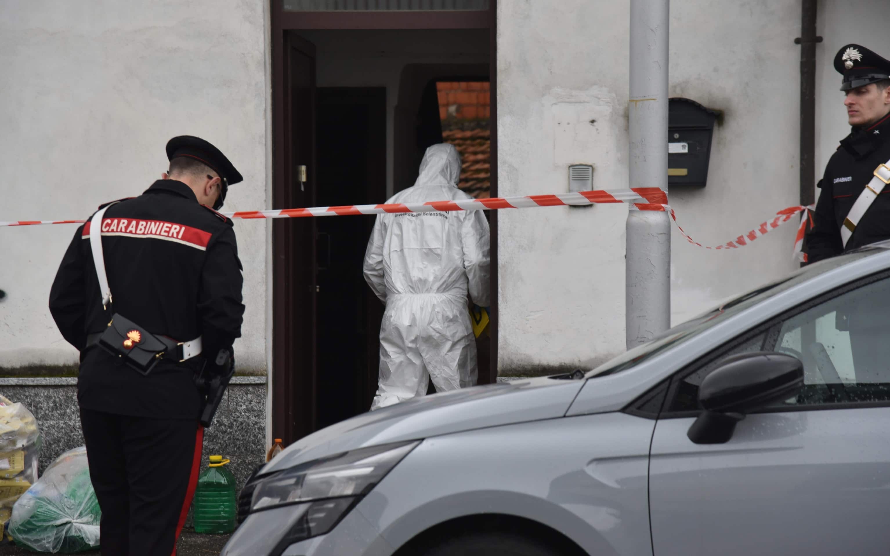 I carabinieri procedono ai rilievi scientifici nell'abitazione di un uomo di circa 40 anni, trovato morto dopo essere stato raggiunto da numerose coltellate a Vigevano, in provincia di Pavia. Vigevano, 6 maggio 2025. ANSA / PAOLO TORRES / FTJ