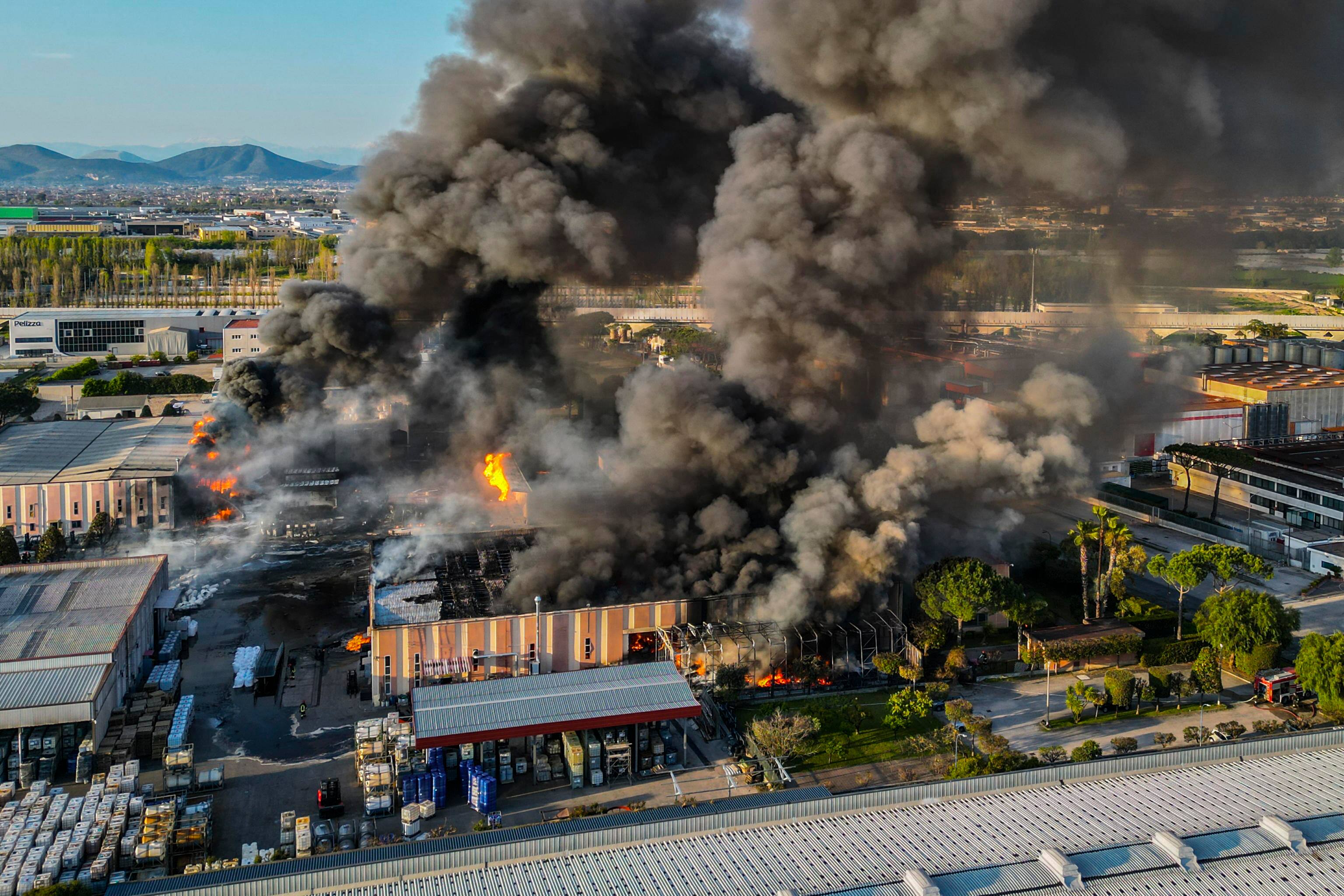 L'incendio nella fabbrica di solventi nell’area industriale di Pascarola