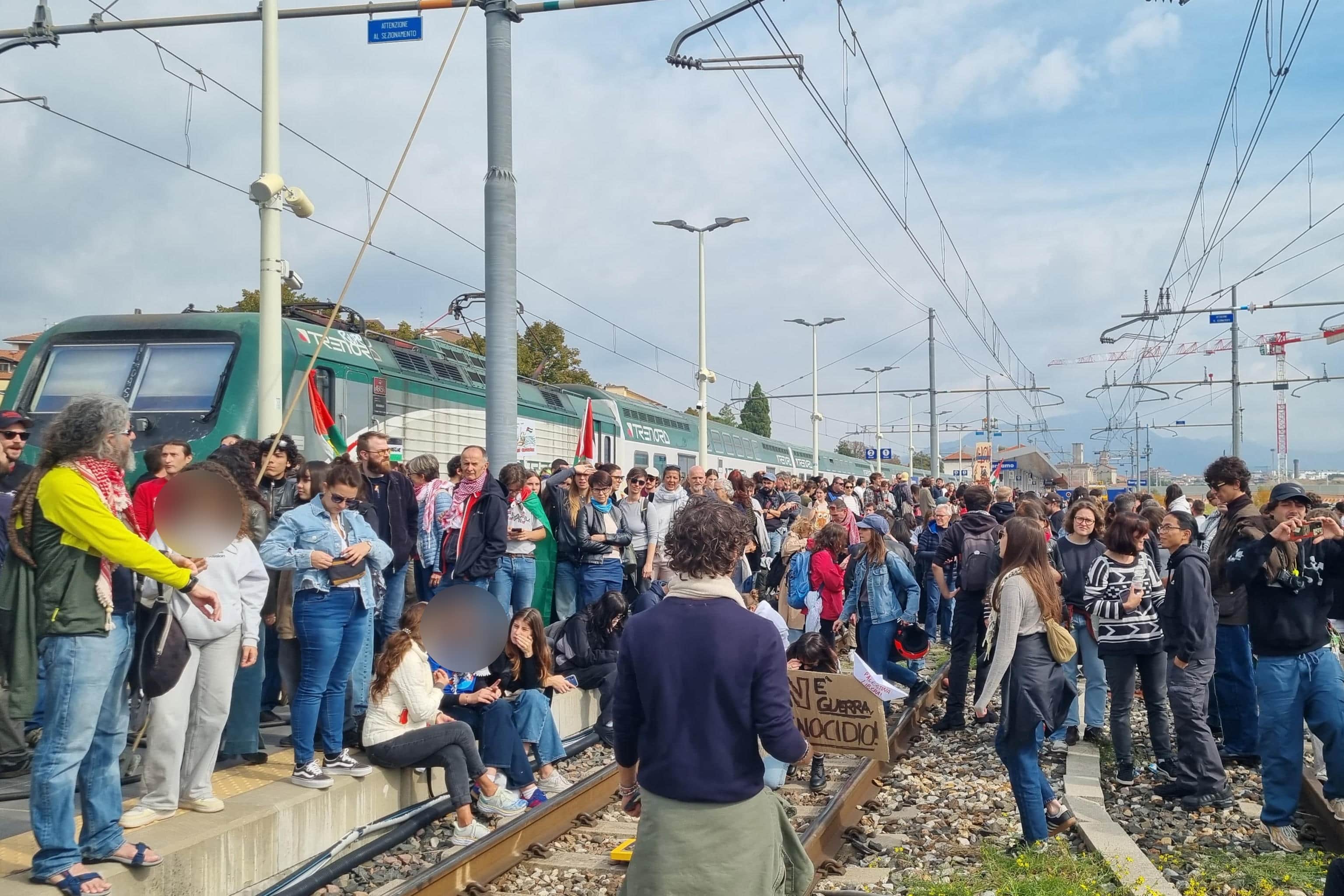 manifestanti a bergamo