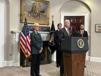 Joe Biden critica i repubblicani Usa per aver aleggiato l’idea di imporre paletti ai fondi per l’Ucraina