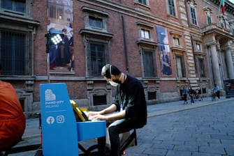 Piano City Milano, musicista suona il pianoforte sul Riscio'