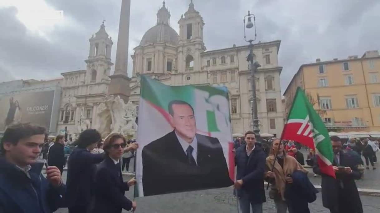 roma festa di forza italia lo striscione con berlusconi