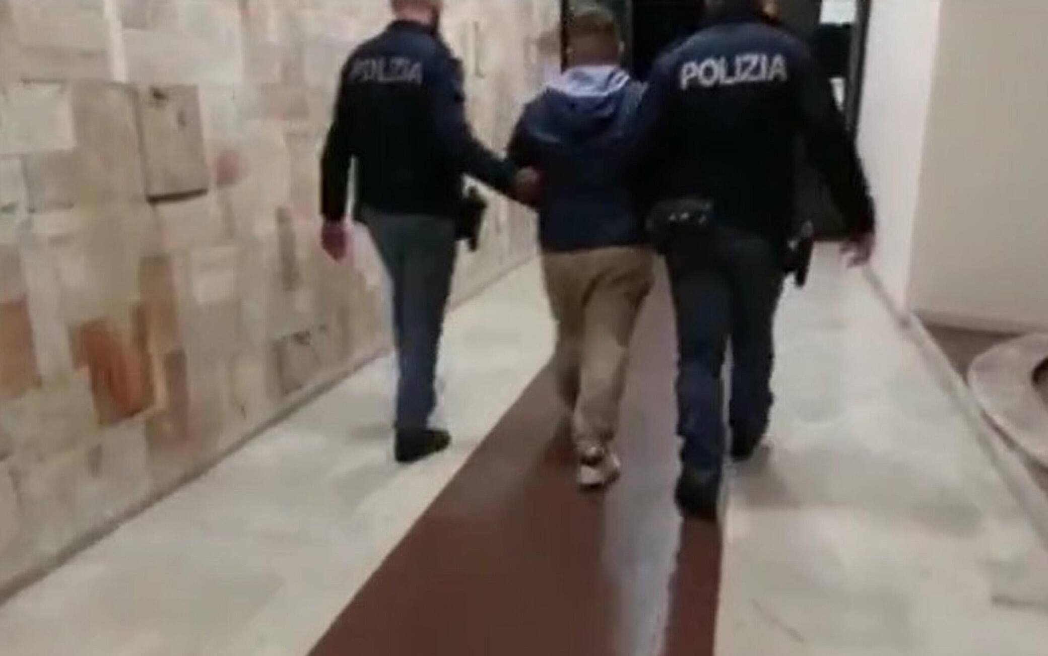 Un fermo immagine tratto da un video della polizia di Latina, 26 ottobre 2021: Dalle prime luci dell'alba è in corso a Latina, una vasta operazione anticrimine della Polizia di Stato, coordinata dalla Direzione Distrettuale Antimafia della Procura della Repubblica di Roma. Eseguite 33 misure cautelari nei confronti di altrettante persone sospettate, a vario titolo, di associazione per delinquere di tipo mafioso, traffico e spaccio di sostanze stupefacenti, estorsione, sequestro di persona, furto, detenzione e porto abusivo di armi.
ANSA/POLIZIA EDITORIAL USE ONLY NO SALES