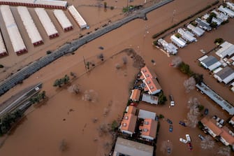 epa10399307 Properties along Beer Creek were flooded after another wave of storms in Merced, California, USA, 10 January 2023. California Governor Gavin Newsom proclaimed a state of emergency due to the winter storms. Many California counties are under flood warnings.  EPA/LIPO CHING