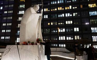 Un gruppo di preghiera della comunità boliviana, al policlinico Gemelli, dove è ricoverato Papa Francesco. Roma, 18 febbraio 2025ANSA/MASSIMO PERCOSSI