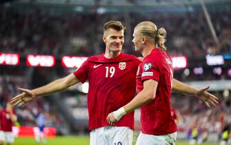 epa10702653 Erling Braut Haaland (R) of Norway celebrates with Alexander Sorloth after scoring the 3-0 goal during the UEFA Euro 2024 qualifying soccer match between Norway and Cyprus in Oslo, Norway, 20 June 2023.  EPA/Terje Pedersen  NORWAY OUT
