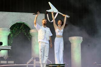 INDIO, CALIFORNIA - APRIL 15: (L-R) Tucker Halpern and Sophie Hawley-Weld of SOFI TUKKER perform at the Outdoor Theatre during the 2023 Coachella Valley Music and Arts Festival on April 15, 2023 in Indio, California. (Photo by Arturo Holmes/Getty Images for Coachella)