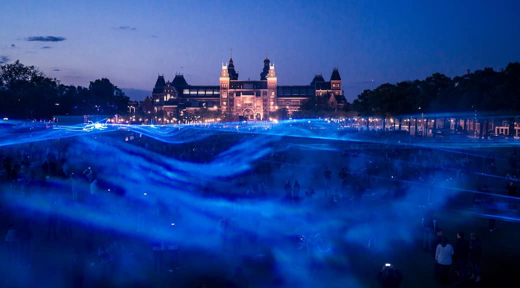 Waterlicht_Amsterdam._Credit_Daan_Roosegaarde.jpg