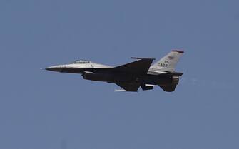 F-16 in volo