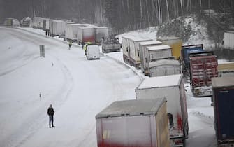 A large number of trucks are stuck on the E22 highway at Linderöd in southern Sweden on January 4, 2024, where up to 1,000 cars were stuck in queues since the day before due to large amounts of snow that had fallen on the roadway and restricted access, according to the police. (Photo by Johan Nilsson/TT / TT NEWS AGENCY / AFP) / Sweden OUT