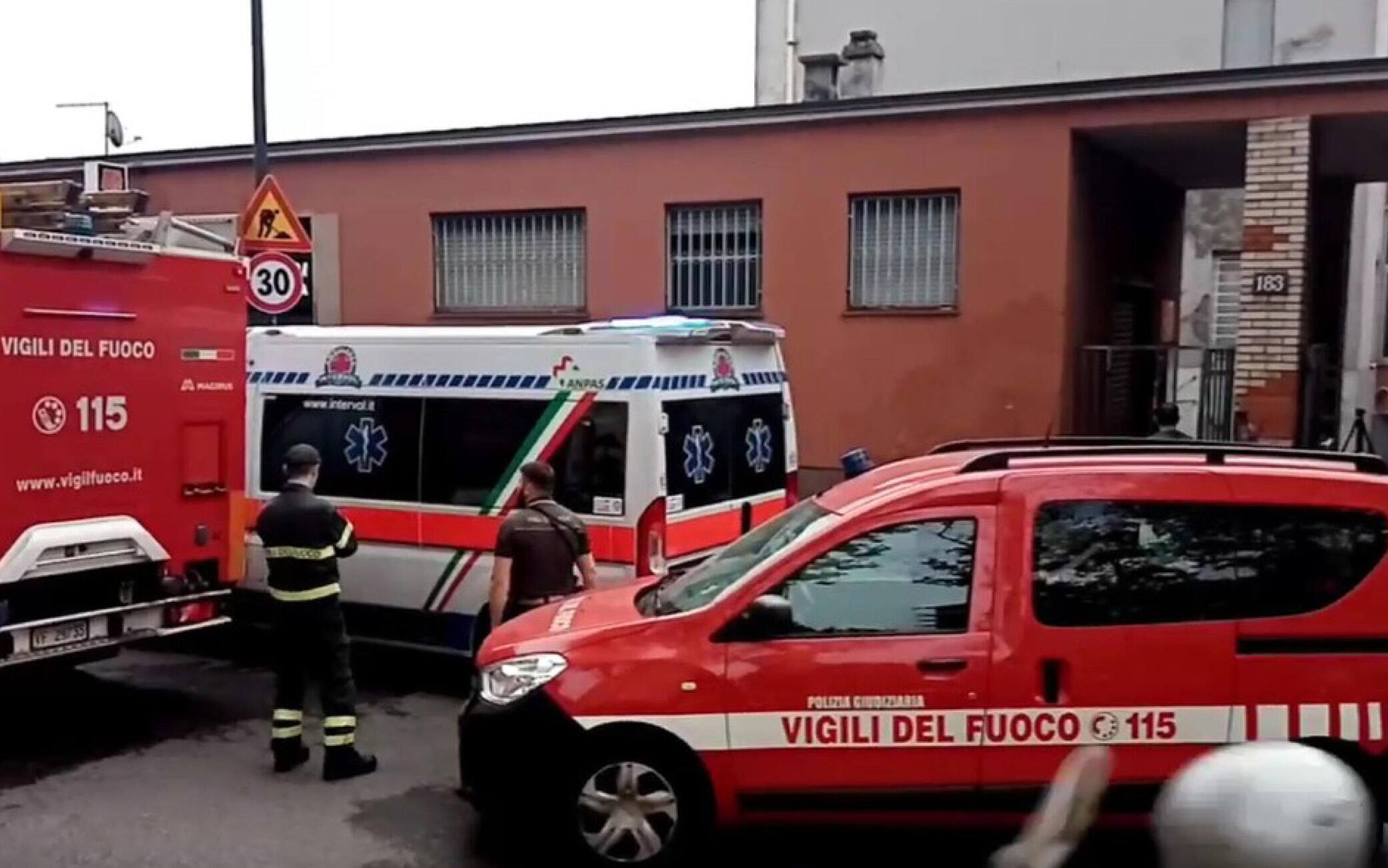 L'esterno dello stabile in via Lorenteggio, nella periferia Sud Ovest della città, dove  in una casa popolare è morto un uomo di 77 anni a causa di un'incendio sviluppatosi all'interno dell'appartamento, Milano, 26 Ottobre 2022. ANSA/SALMOIRAGO