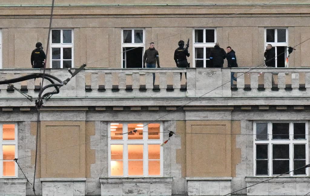 La polizia sul tetto dell'edificio dove è avvenuta la sparatoria.