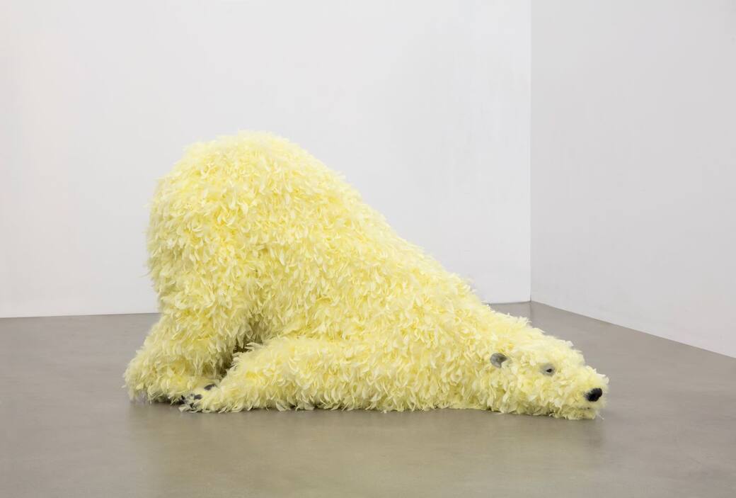 aola Pivi, Have you seen me before?, 2008. Schiuma poliuretanica, piume, plastica, legno, acciaio / Polyurethane foam, feathers, plastic, wood, steel. 108 x 200 x 100 cm. Courtesy Fondazione Sandretto Re Rebaudengo