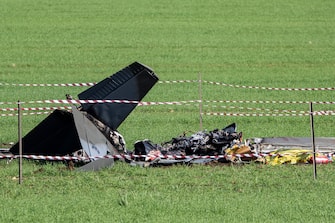Il luogo dove è caduto uno dei due aerei che si sono scontrati in volo a  Guidonia, 7 marzo 2023
ANSA/MASSIMO PERCOSSI